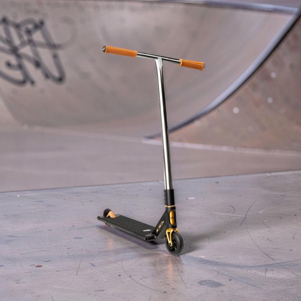 Freestyle koloběžka NKD Mono, Černo-zlatá lifestyle 2